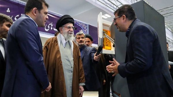 لحظاتی همراه با رهبر انقلاب در بازدید از نمایشگاه توانمندیهای بخش خصوصی