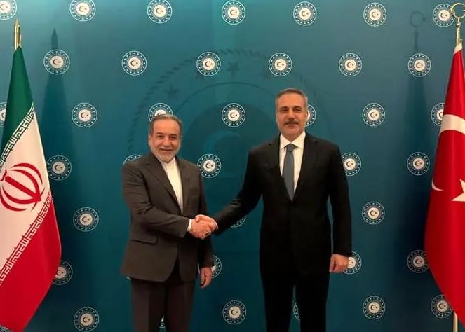  دیدار و گفت وگوی فیدان با عراقچی در استانبول