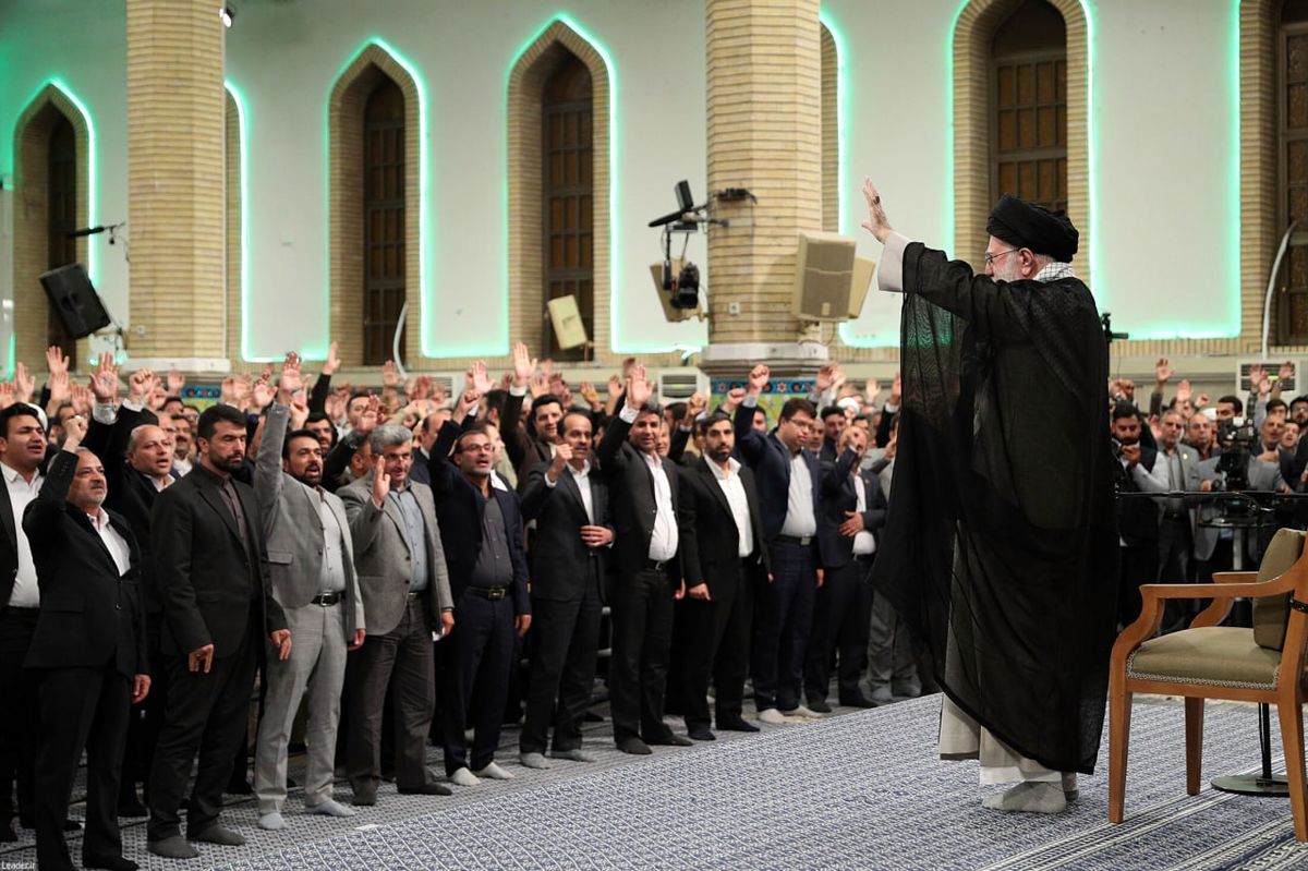  رهبر انقلاب: به کوری چشم دشمنان ایران عزیز چندین برابر پیشرفت خواهد کرد
