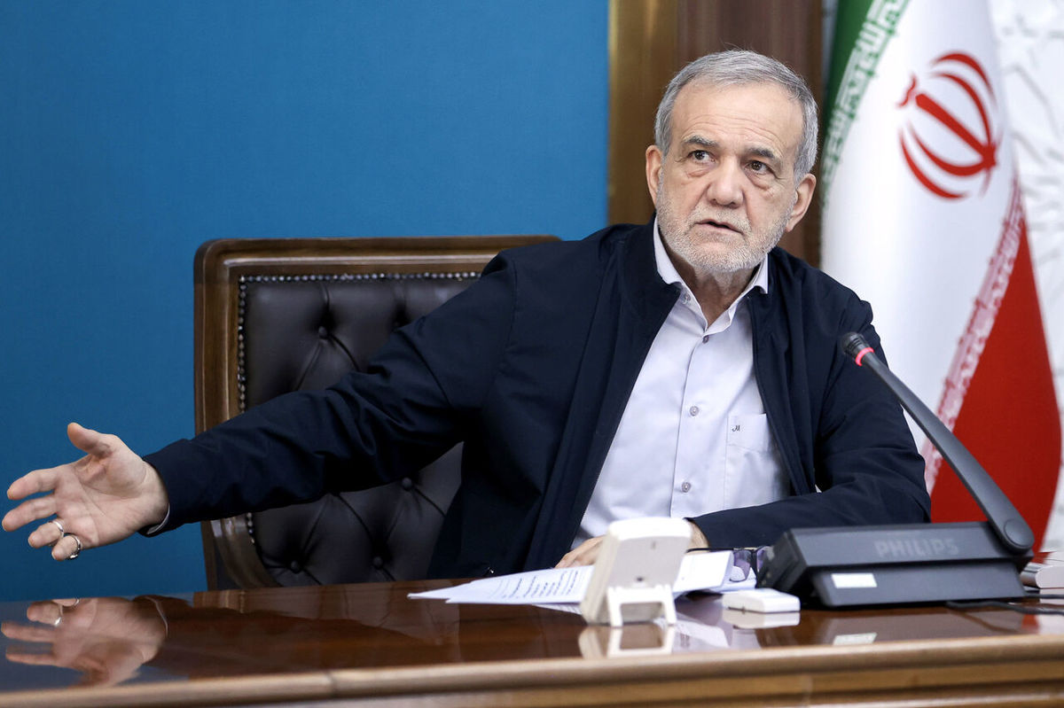 انتقاد پزشکیان از توسعه واقعی غافل بوده‌ایم / توسعه دریامحور راه نجات کشور از بحران‌هایی است که مخاطره‌ای مثل کم آبی می‌تواند برای ما ایجاد کند