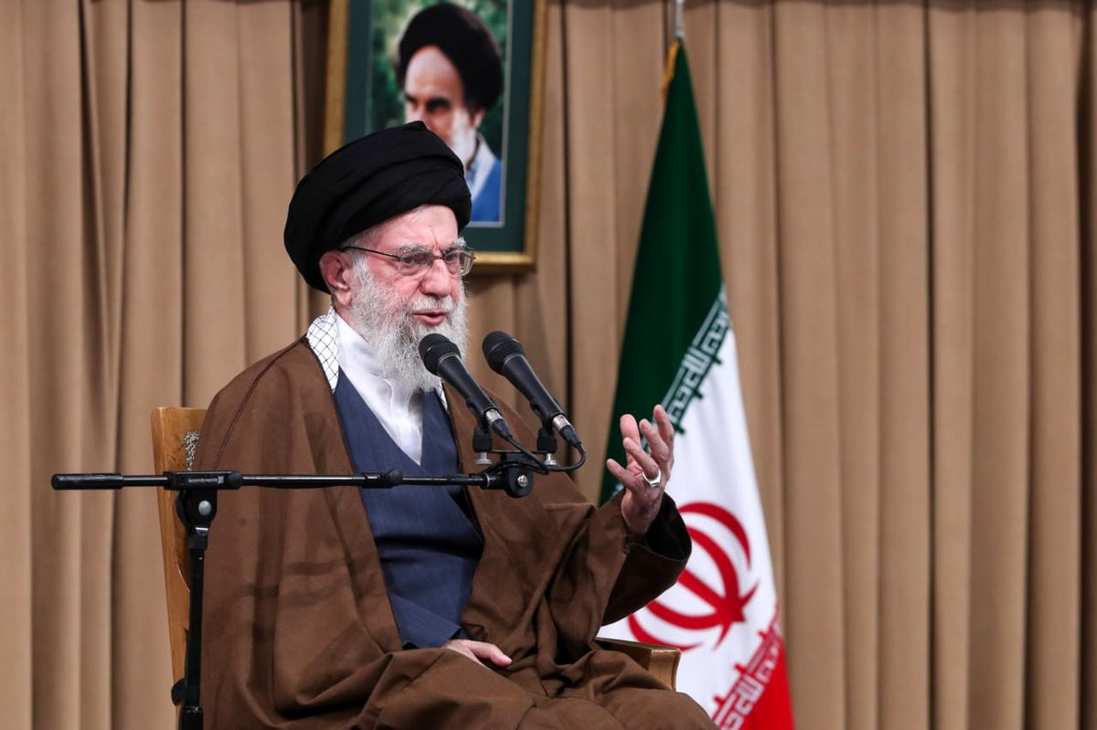  رهبر انقلاب: تسخیر سفارت آمریکا هویت حقیقی دولت آمریکا را روشن کرد/  ۱۳ آبان باید در تاریخ و حافظه ملی بماند/ اختلاف ایران و آمریکا ذاتی است