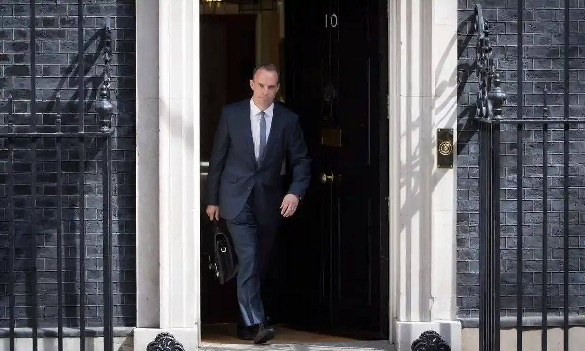 بقای وزیر خارجه انگلیس به مویی بند شد