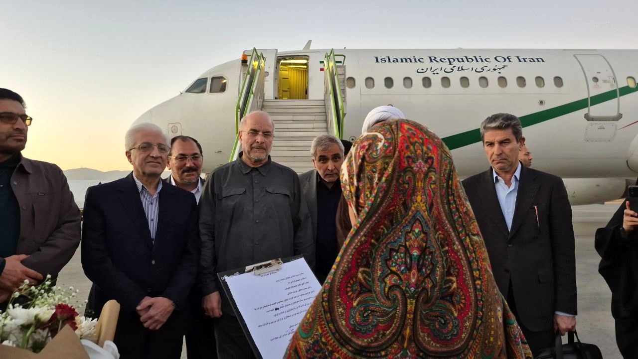 ورود قالیباف به فرودگاه بجنورد برای شرکت در دومین کنگره ملی ۳ هزار شهید استان خراسان شمالی +عکس