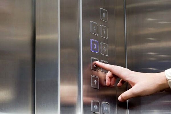 گیرکردید و برق رفت؟ | ۶ اقدام نجات‌بخش در آسانسور بدون آنتن