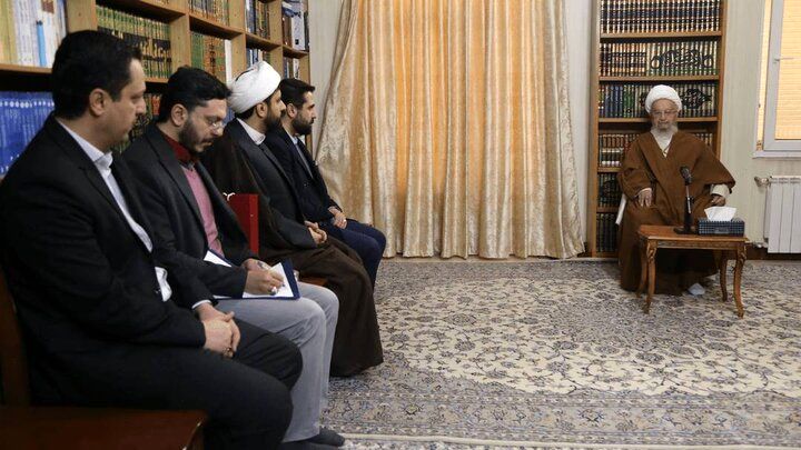 آیت‌الله مکارم شیرازی:فضای مجازی عامل فریب جوانان در حوادث اخیر بود