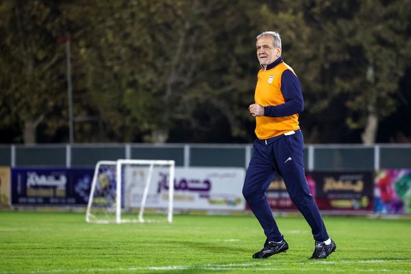 تصاویر: «پزشکیان» با بازیکنان تیم ملی پا به توپ شد