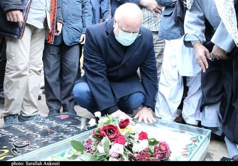 رئیس مجلس در صف زائران شهید سلیمانی