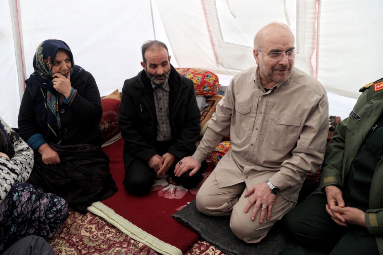 تصاویر: قالیباف در چادر یکی از خانواده‌های مردم زلزله‌زده خوی 
