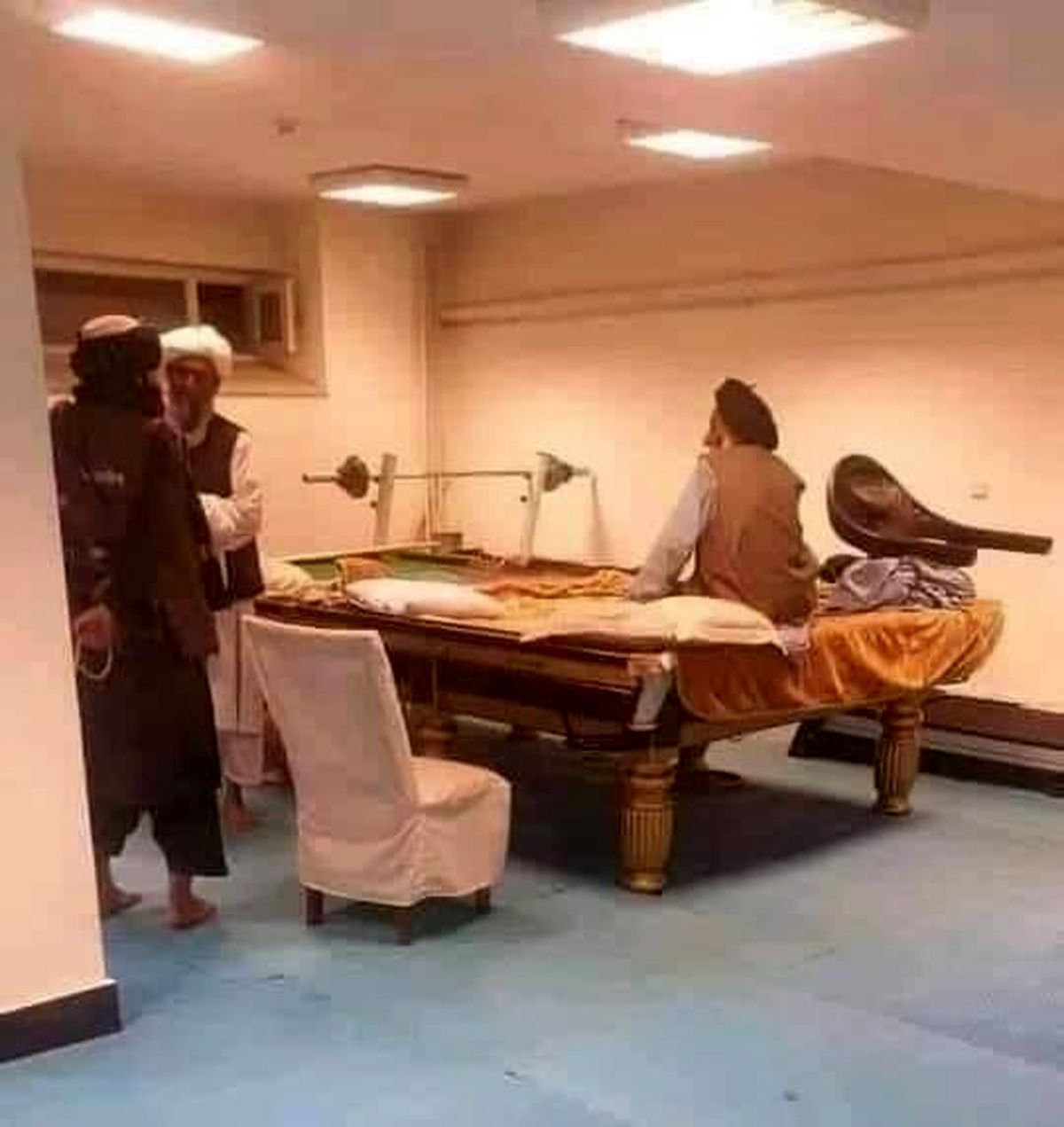 کاربری‌‌های‌جدید‌ میز بیلیارد در عصر طالبان! +عکس