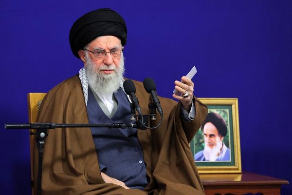 رهبر انقلاب: در مقابل جنگ نرم دشمن بی‌تفاوت نباشیم / با همراهی مردم دشمن را به زانو در می‌آوریم/ ما در مقابل دشمن کوتاه نمی‌آییم/ اعتراضات بازاریان حرف درستی بود 