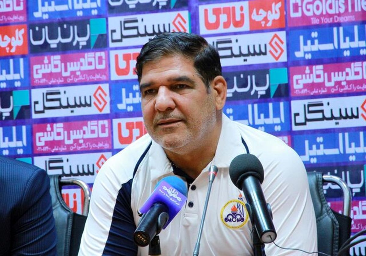 مهاجری استعفا کرد
