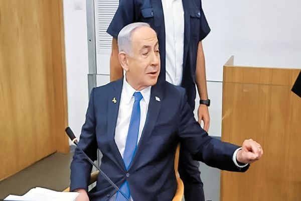 جنایتکار جنگی آزاد، رئیس‌جمهور قانونی در بند