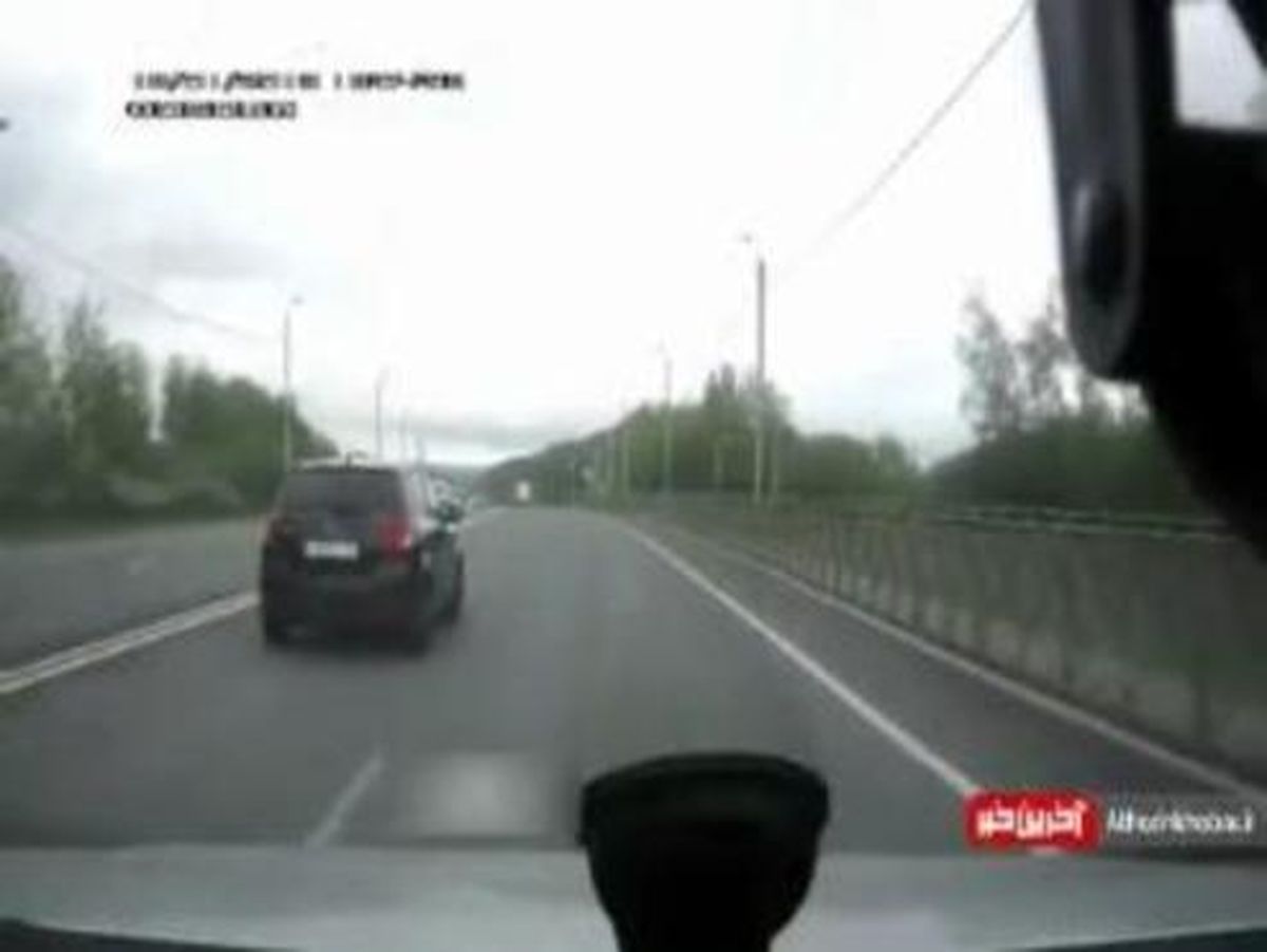 پرت شدن راننده از داخل خودرو پس از تصادف +فیلم