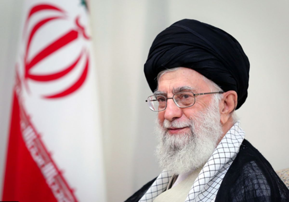 تصویری کمتر دیده شده از مقام معظم رهبری بر سر مزار سعدی