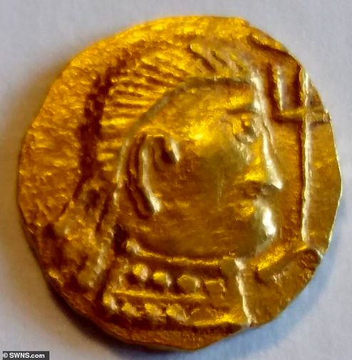 کشف سکه طلا ۱۵۰۰ ساله دوره آنگلوساکسون‌ها +عکس
