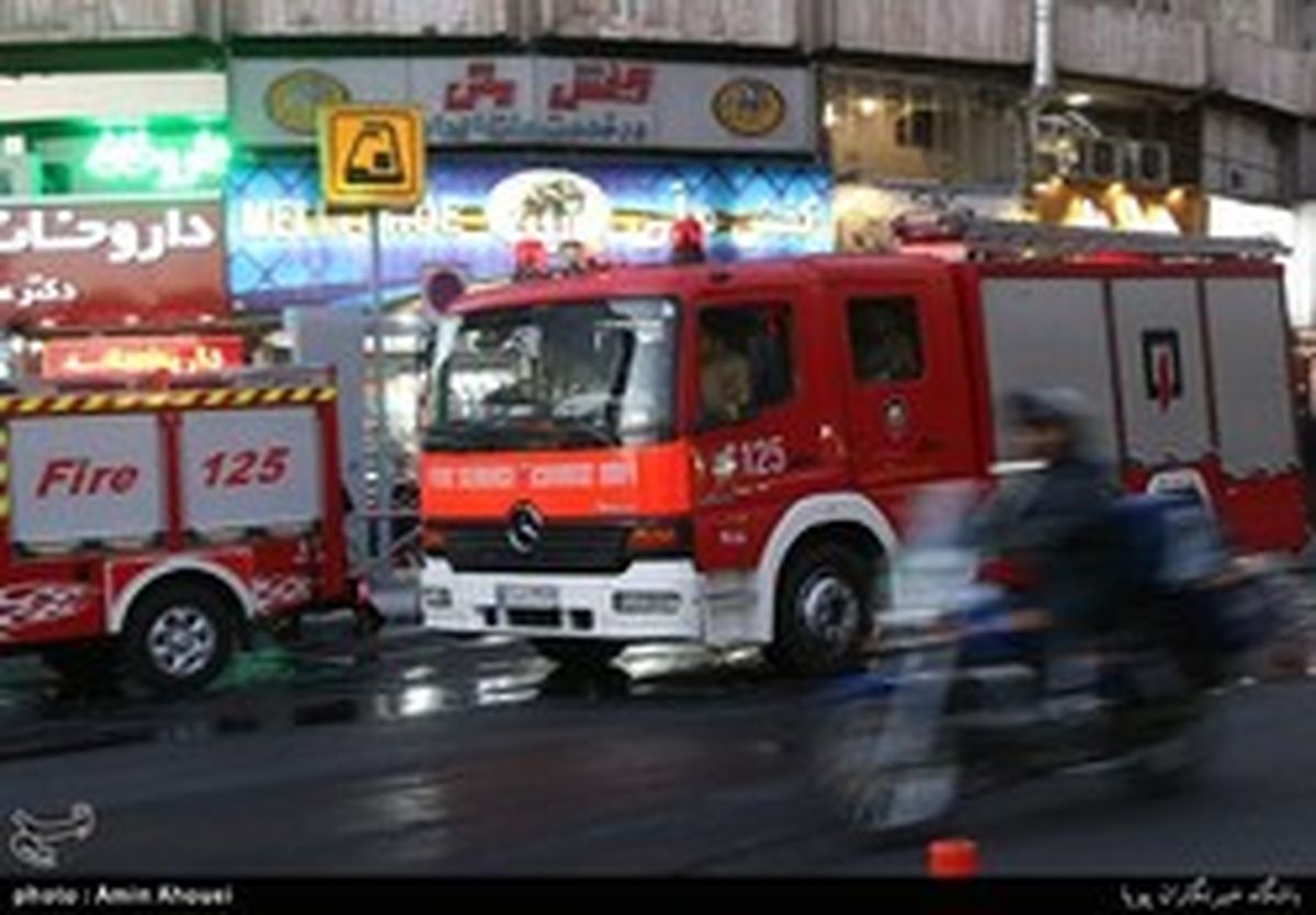 آتشسوزی در یک مرکز تجاری در سه راه امینحضور