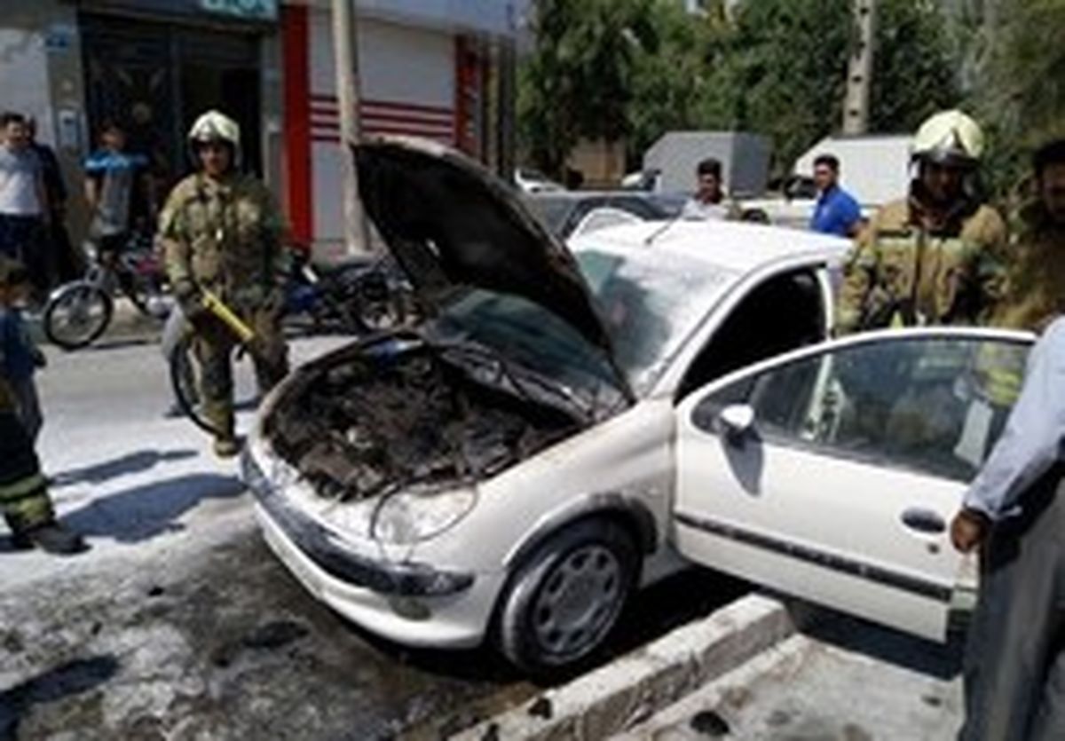 آتش گرفتن پژو ۲۰۶ به خاطر سیم‌کشی غیراصولی +تصاویر