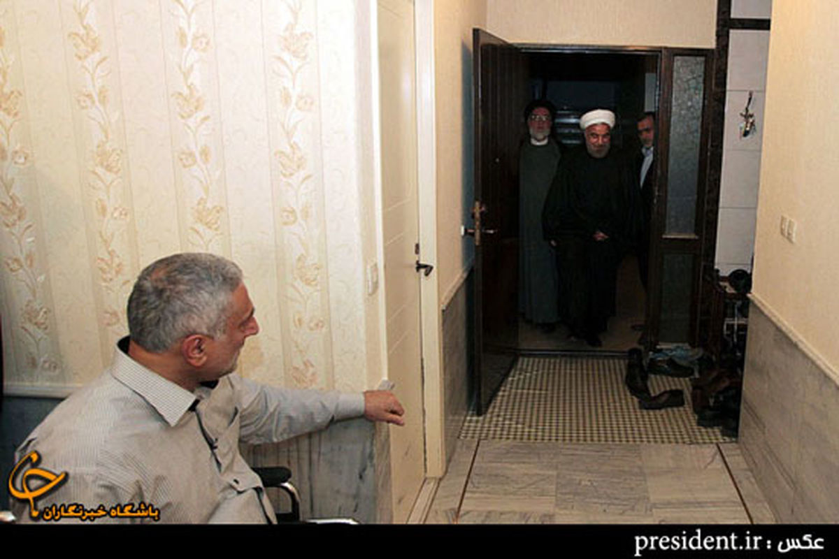 دیدار روحانی با یک جانباز قطع‌نخاعی/تصاویر