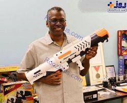 دانشمندی که مخترع تفنگ آبپاش است +عکس