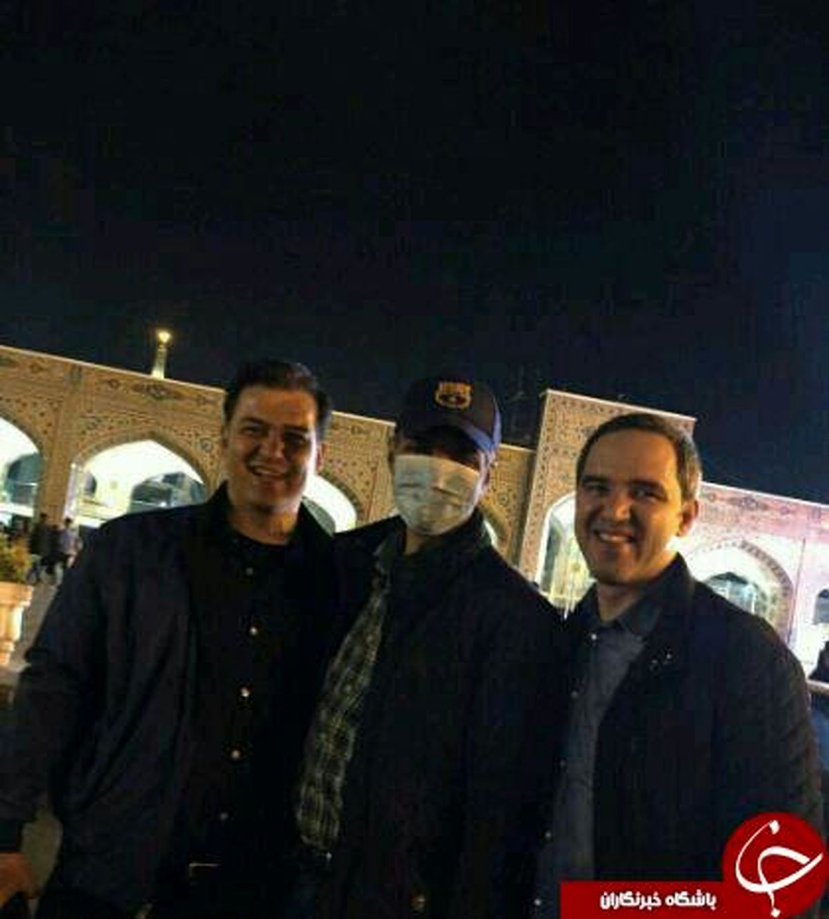 فردوسی پور چرا در حرم امام رضا ماسک زده؟! +عکس