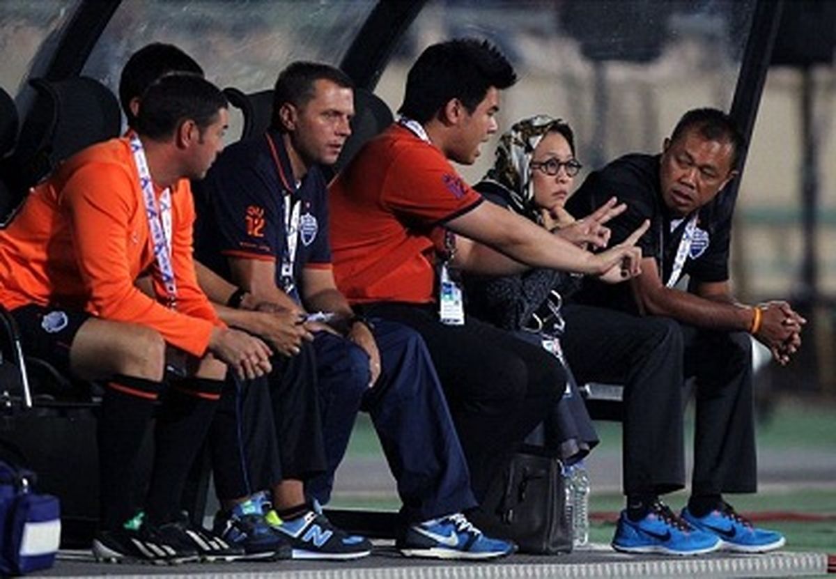 یک زن در نیمکت ورزشگاه آزادی / عکس