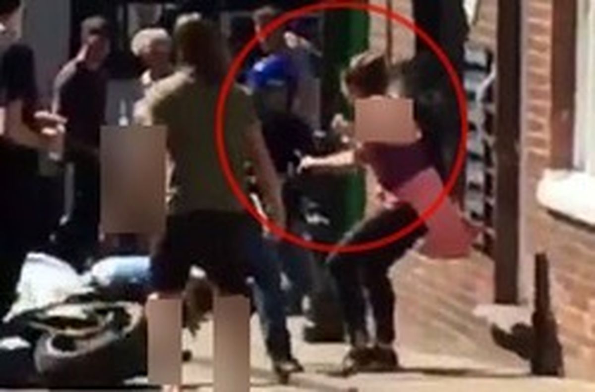 عمل هوشمندانه زن جوان در لحظه سرقت از جواهرفروشی +عکس