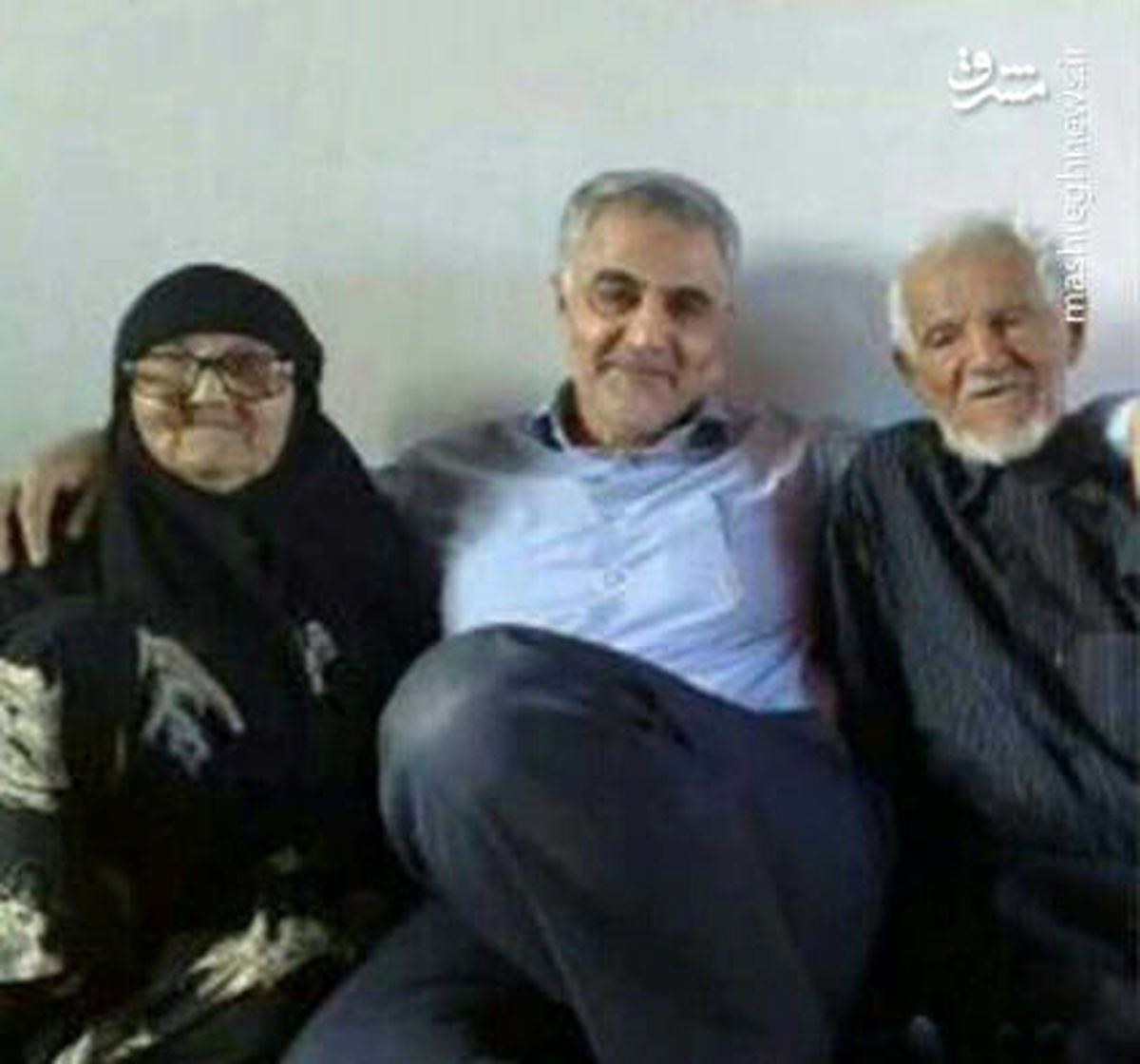 عکس: حاج قاسم در آغوش پدر و مادر