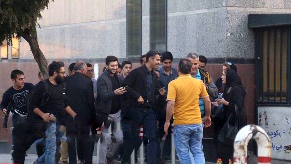 عکس: عادل فردوسی‌پور باز هم در دام سلفی‌بگیرها