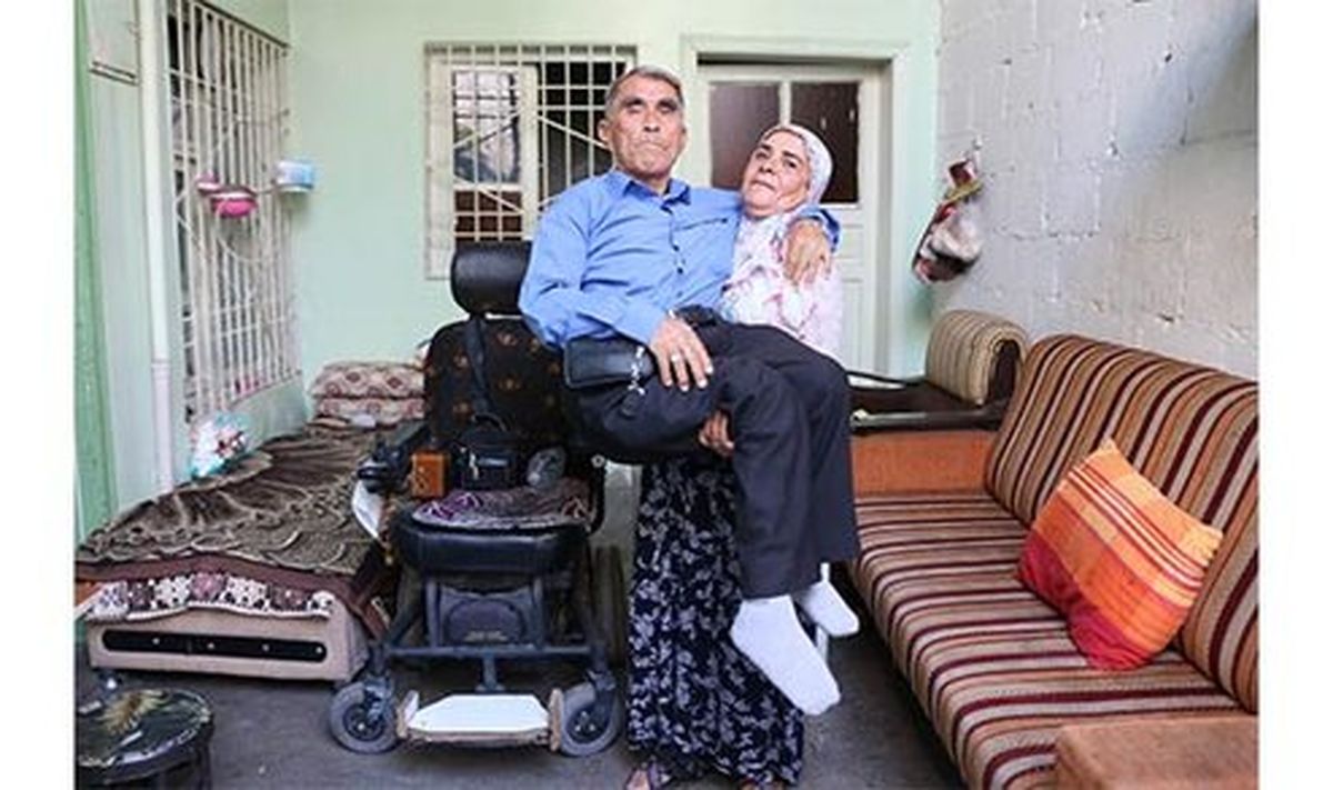 پیرزنی عاشق که فداکارانه همسر فلجش را به دوش میکشد +عکس
