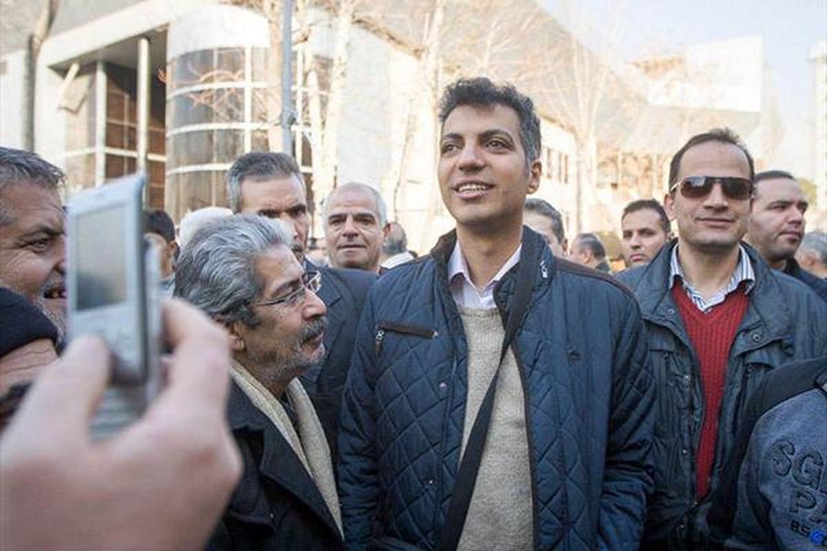 عکس: گزارشگر مشهور فوتبال در حال نوشتن رأی