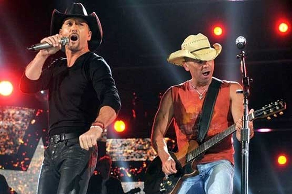 کدام خواننده زمان تیراندازی لاس وگاس روی صحنه بود؟ +عکس