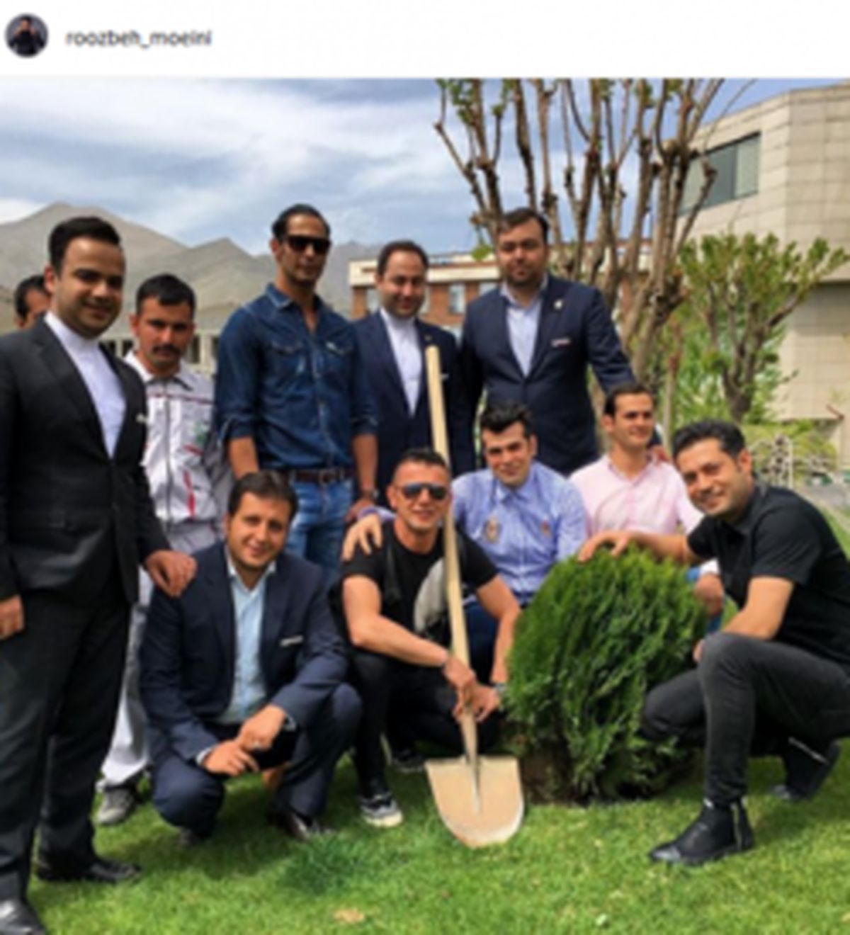 عکس: «امین حیایی» بیل به دست در روز سیزده بدر