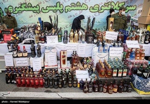 تصاویر: کشف ۷۰۰ بطری مشروب در محدوده خیابان جمهوری