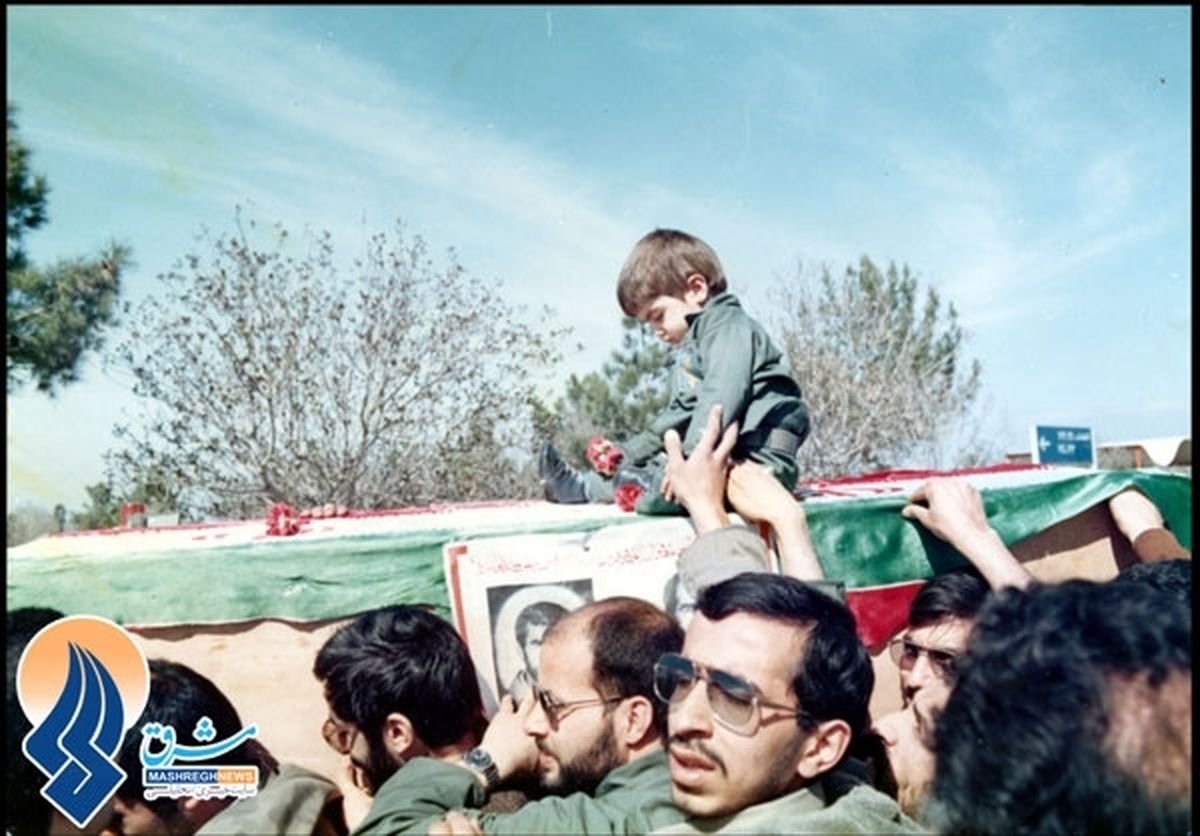 با لباس سپاه روی تابوت پدر!/عکس