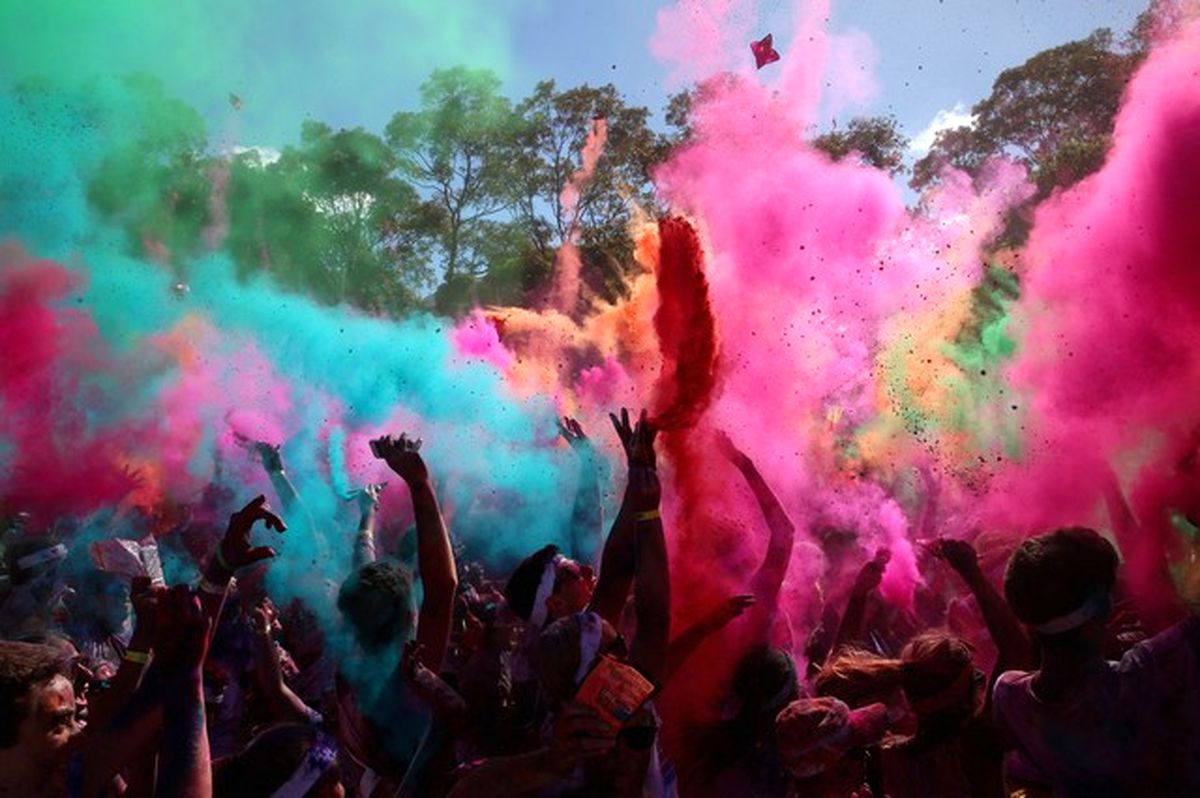 پاشیدن پودر رنگ در روز "دو" رنگ