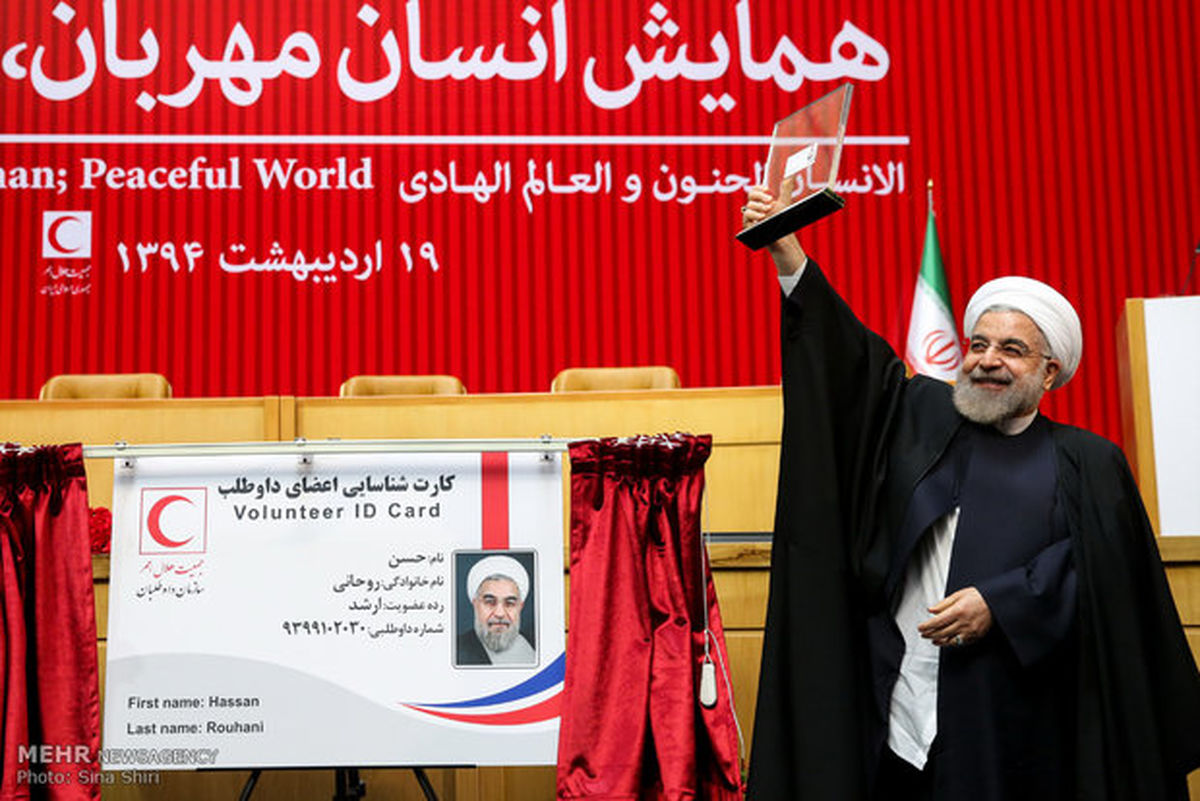 روحانی در لباس هلال احمر/عکس