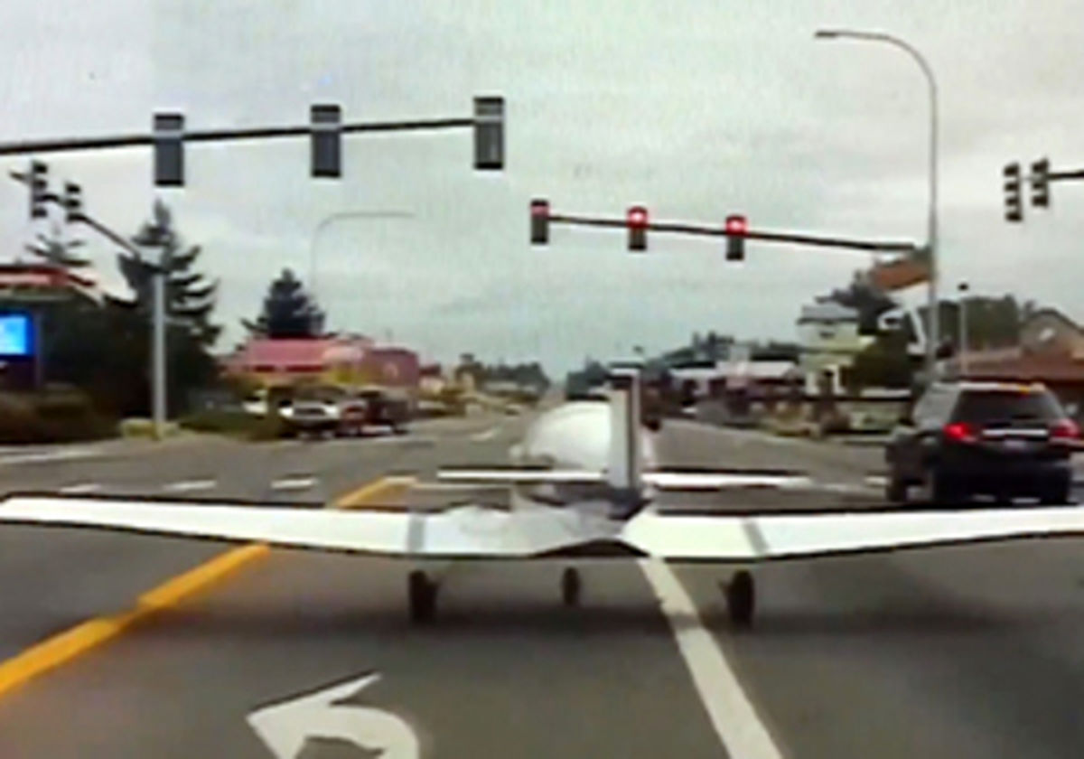 فیلم: فرود اضطراری هواپیما وسط یک بزرگراه شلوغ!