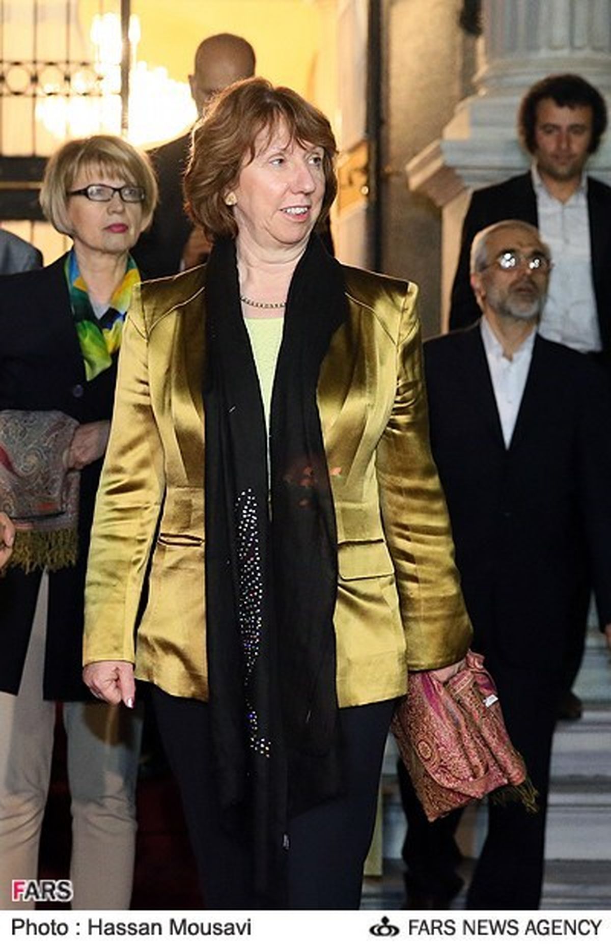 عکس/هدیه هیات ایرانی به کاترین اشتون