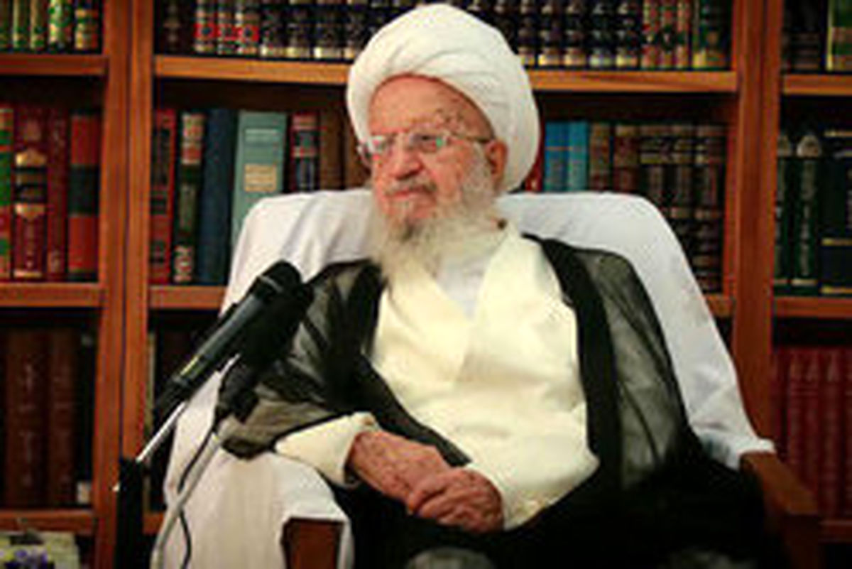 آیتالله مکارمشیرازی: چرا مجوز کشیدن سیگار در کشور صادر میشود