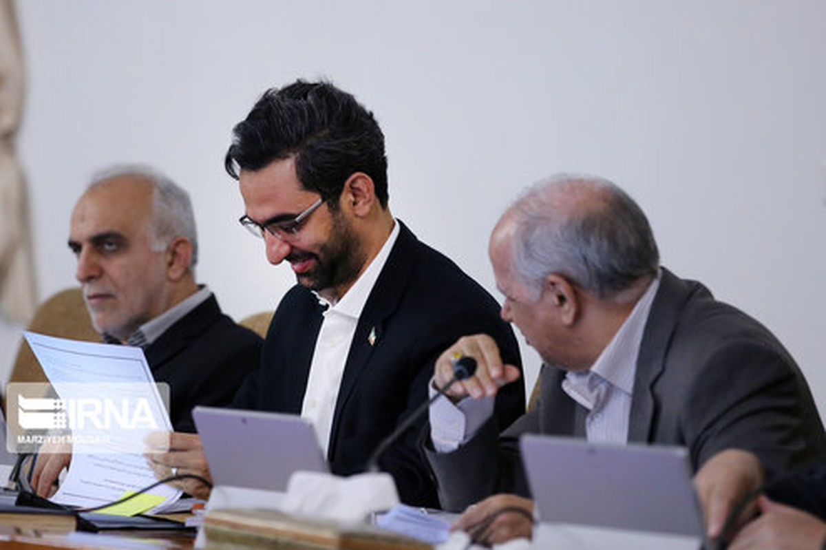 تصاویر: خندههای وزیر جوان روحانی در جلسه امروز هیئت دولت