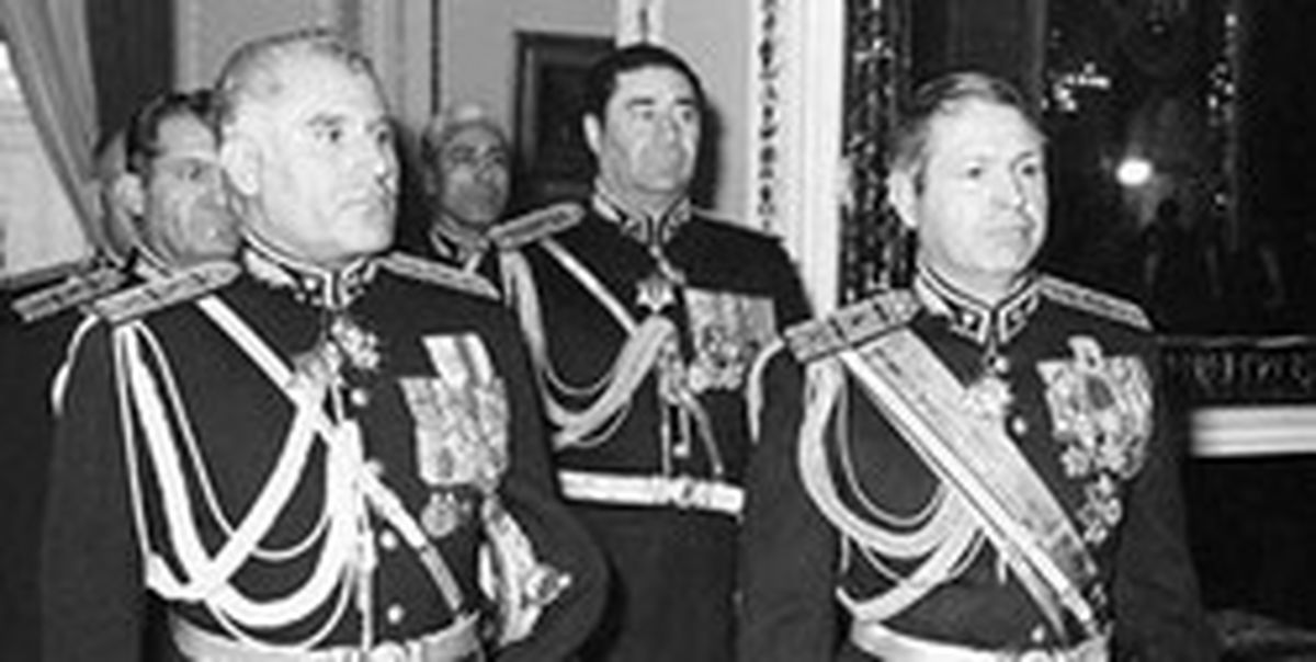 چگونه ارتش بعد از انقلاب منحل نشد؟ +عکس