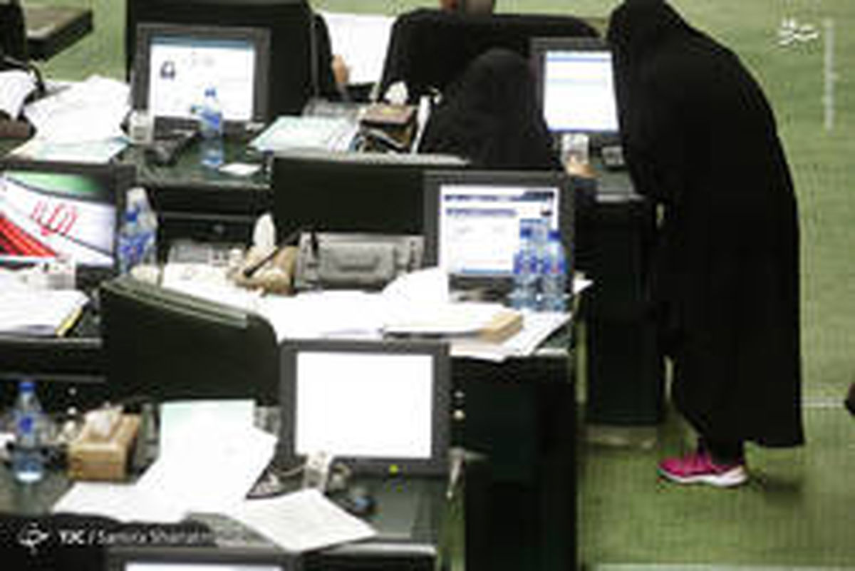 عکس: خانم نماینده با کفش‌های صورتی