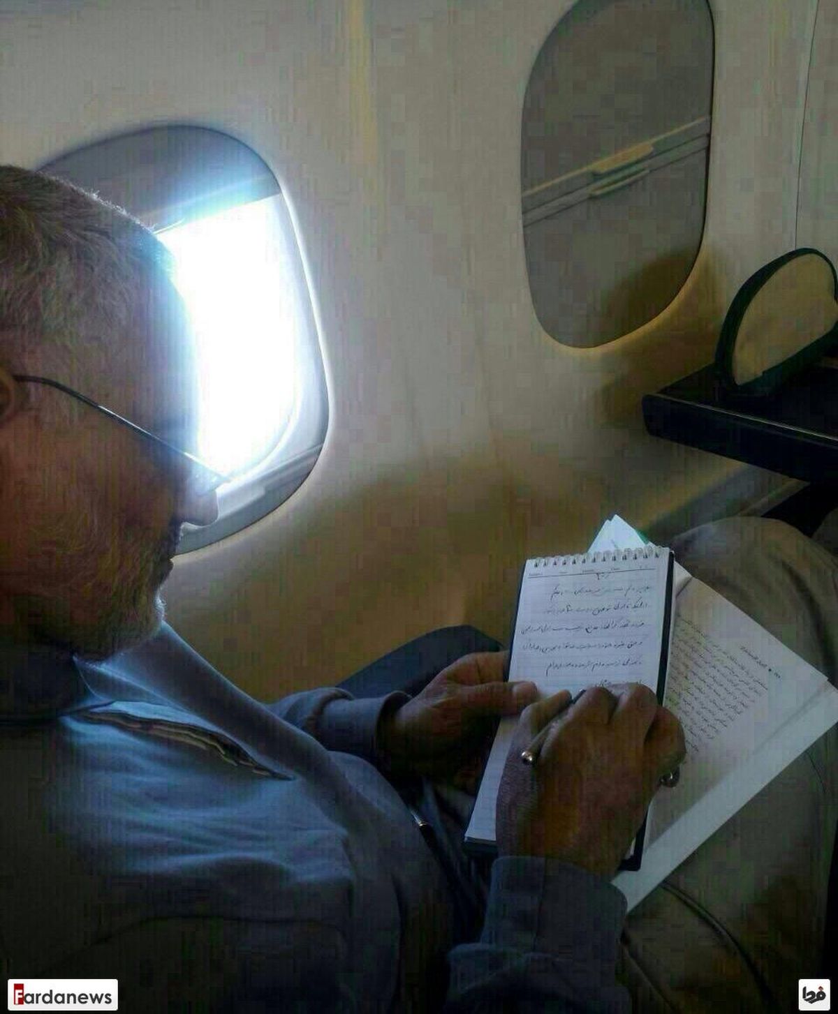 عکس: مطالعه حاج قاسم هنگام پرواز