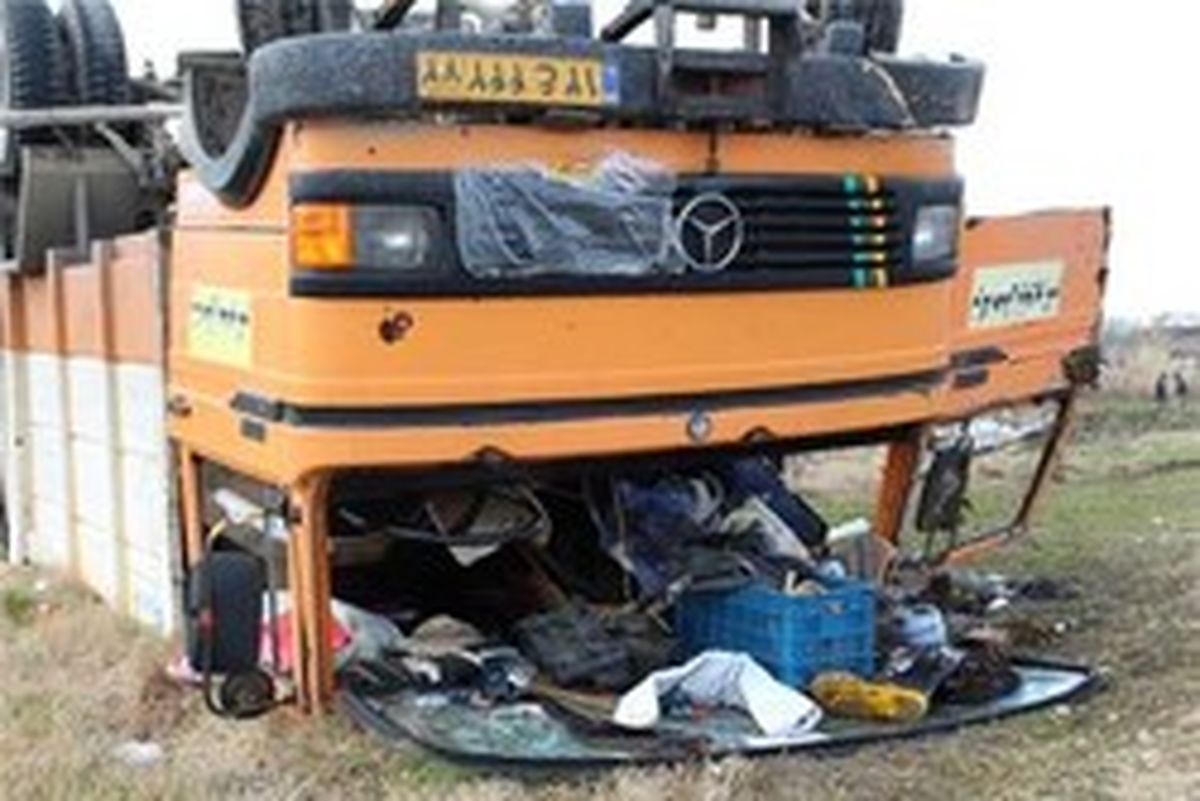 فیلم: پیچ تند جاده راننده را بیرون پرتاب کرد