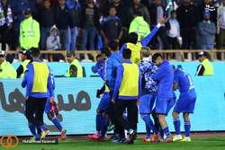 عکس: استقلالی‌ها زیر فحش و سنگ!