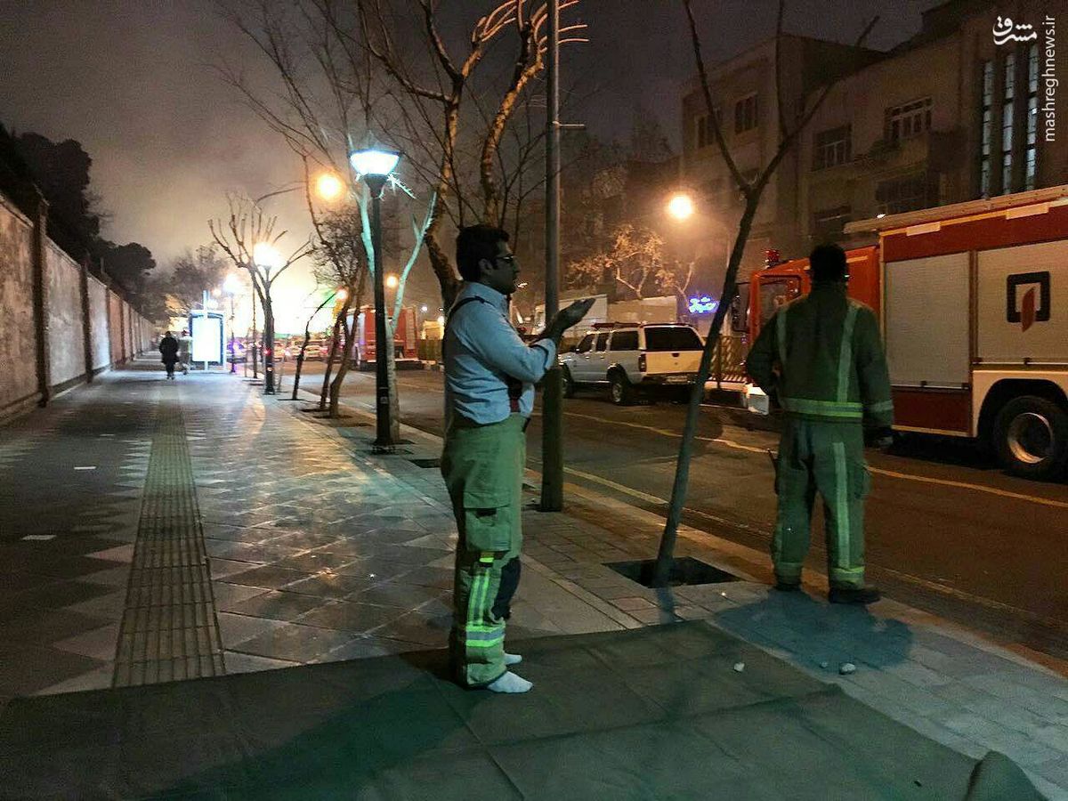 عکس: نماز یک آتش‌نشان در کنار خیابان محل حادثه