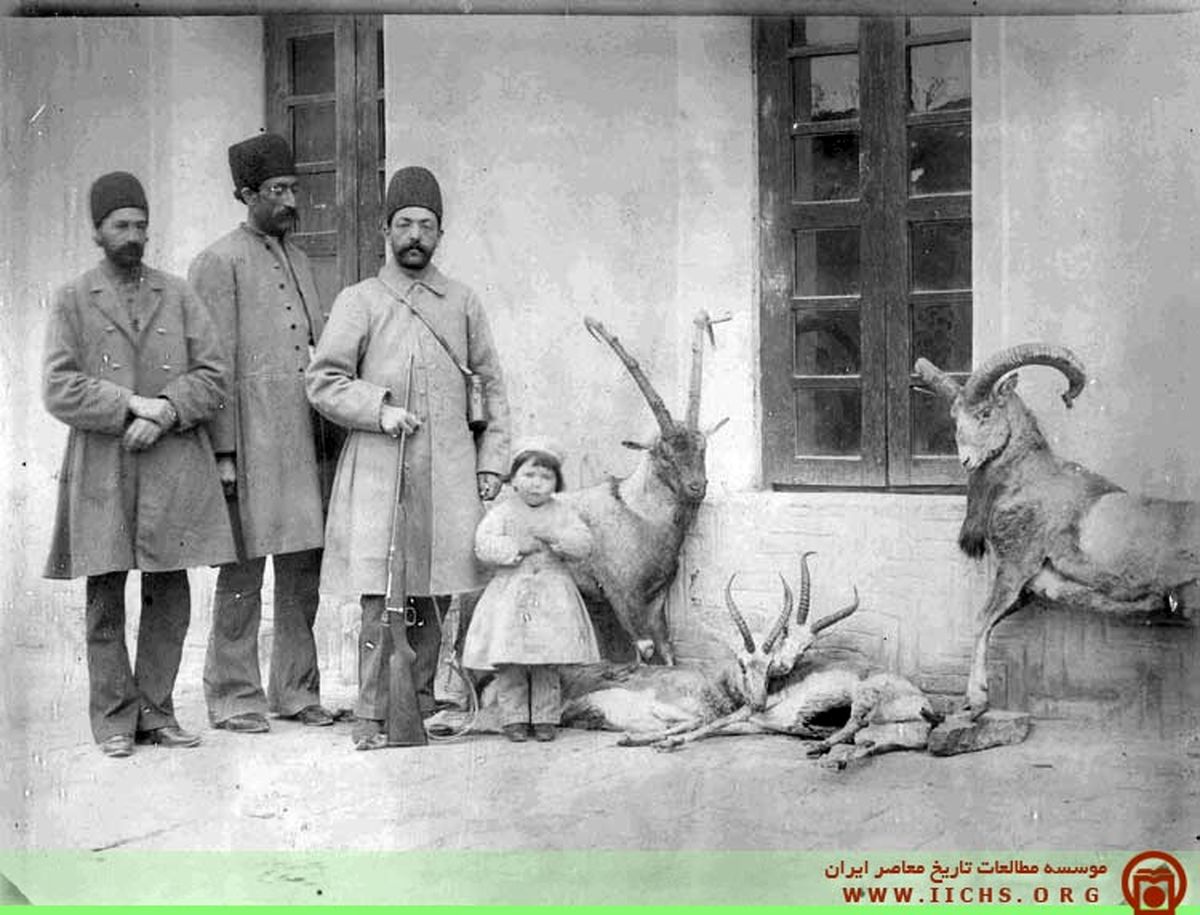 عکس: نوه خردسال ظل السلطان در کنار شکار