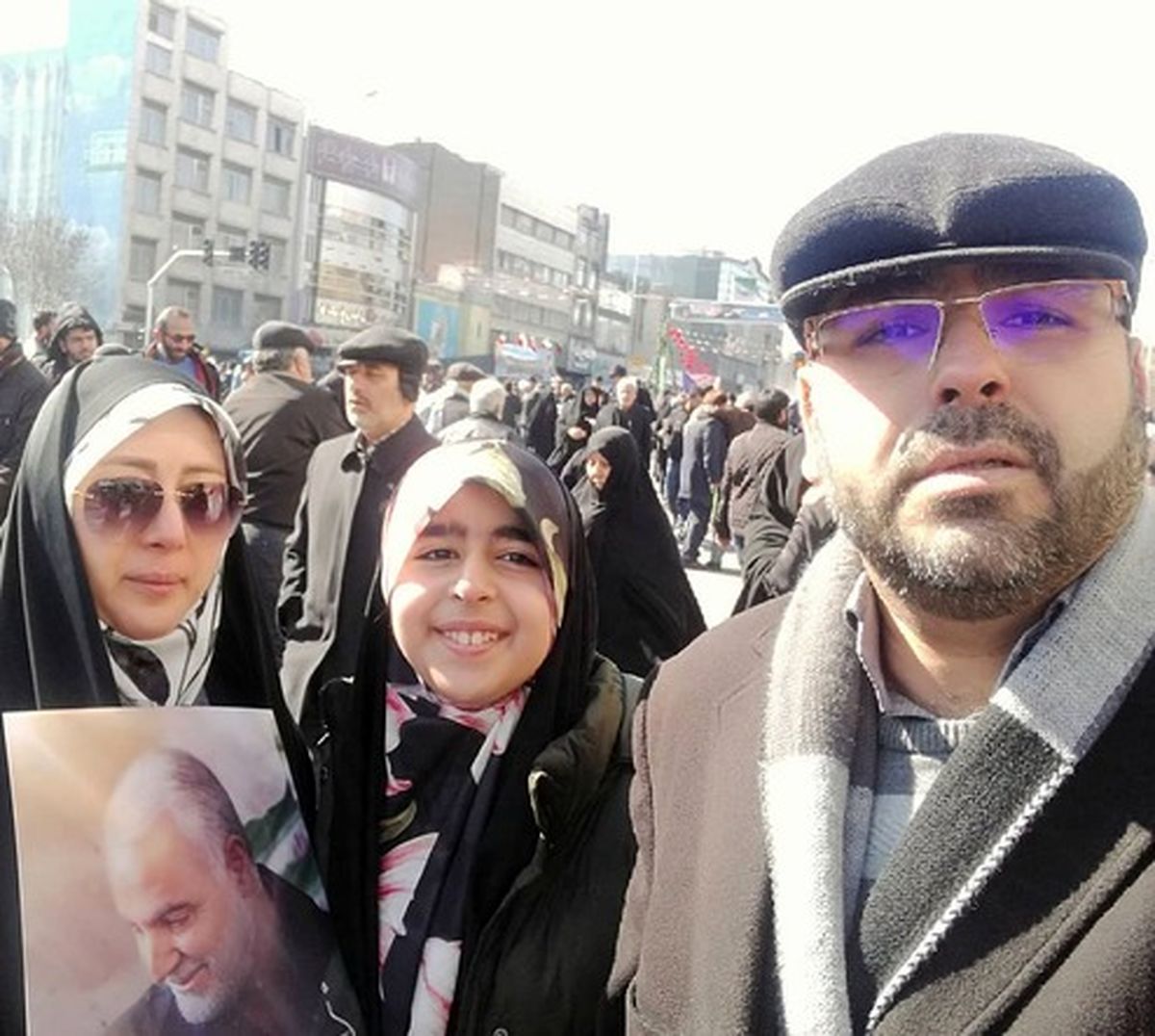 مجری معروف تلویزیون همراه خانواده‌اش در راهپیمایی +عکس