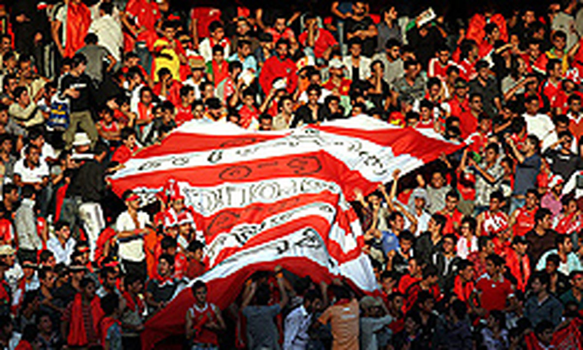 شعار علیه مدیرعامل و رئیس هیئت مدیره استقلال/یار دبستانی آمد، دنیزلی نیامد!