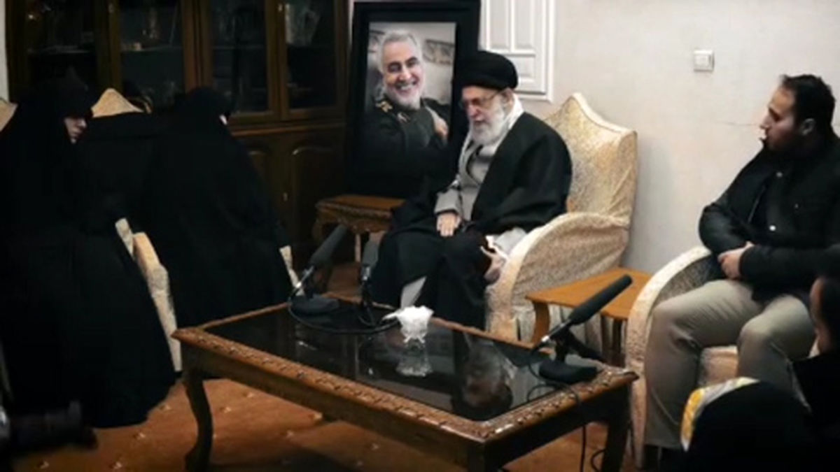 حضور رهبر انقلاب در منزل شهید حاج قاسم سلیمانی +فیلم